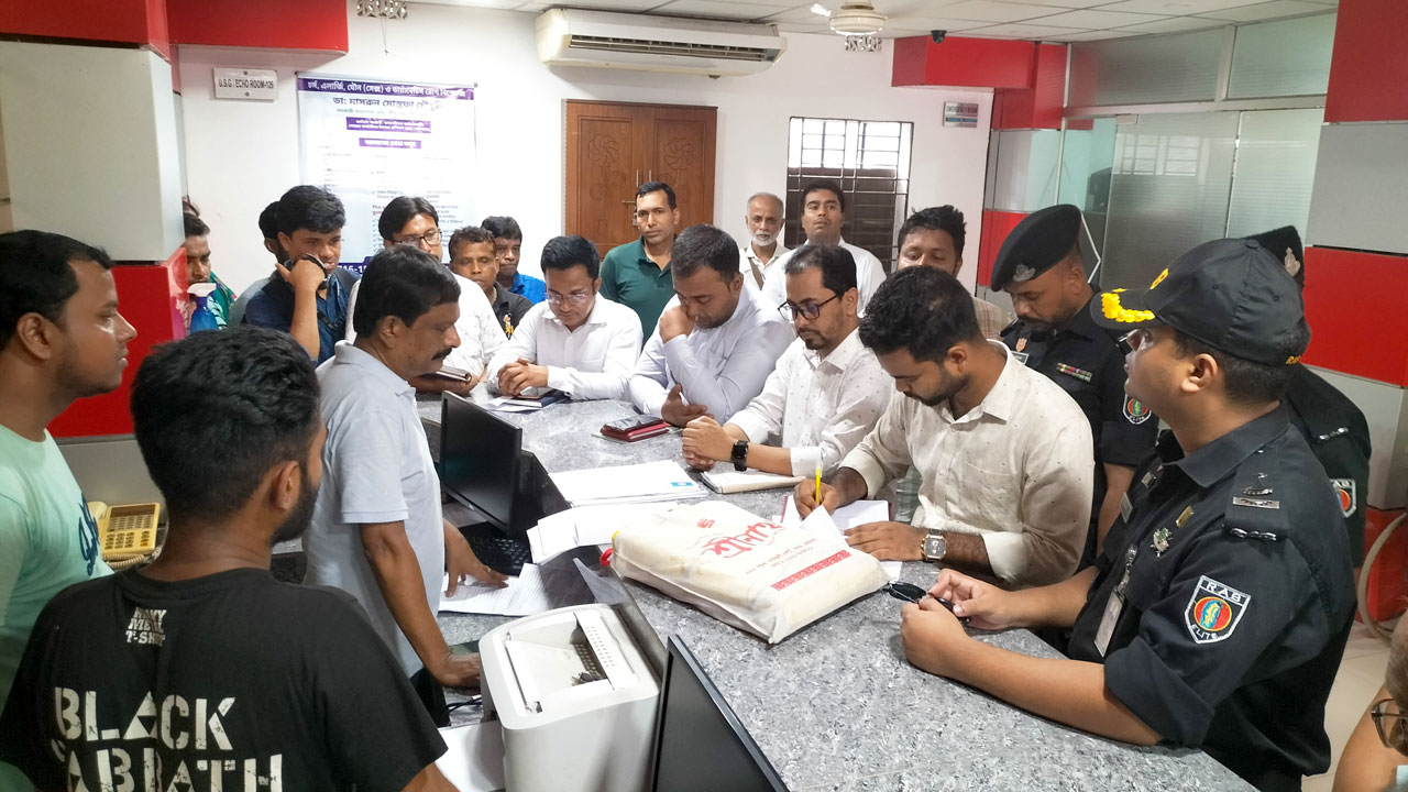 সোমবার নোয়াখালীর তিন হাসপাতালে অভিযান চালায় ভ্রাম্যমাণ আদালত। ছবি : কালবেলা