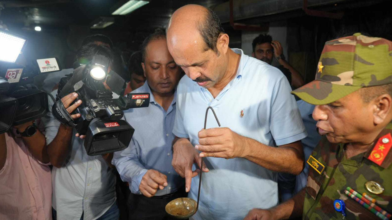 মশকবিরোধী অভিযানে ঢাকা উত্তর সিটি করপোরেশনের মেয়র আতিকুল ইসলাম।
