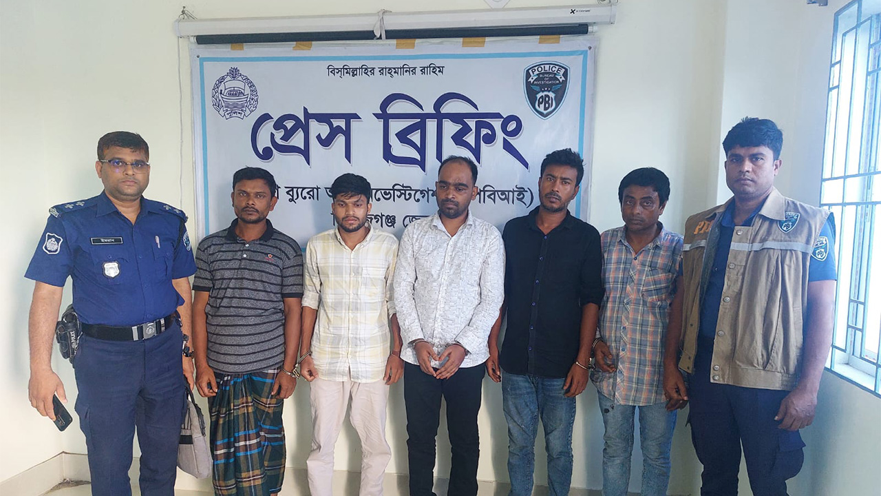 প্রতারণার অভিযোগে গ্রেপ্তারকৃতরা। ছবি : কালবেলা