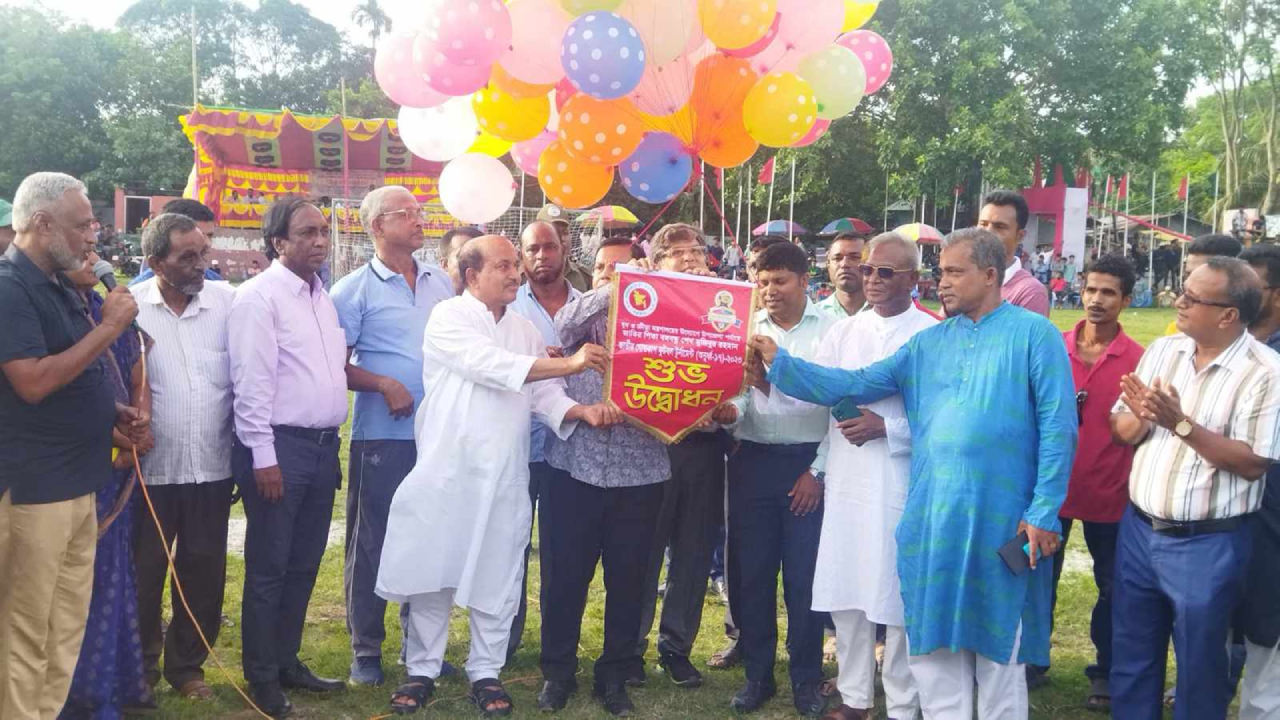 অতিথিদের উপস্থিতিতে বঙ্গবন্ধু গোল্ডকাপ ফুটবল টুর্নামেন্টের উদ্বোধন। ছবি : সংগৃহীত