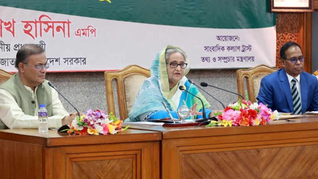 সাংবাদিক ও তাদের পরিবারের সদস্যদের মাঝে চেক বিতরণকালে বক্তব্য দেন প্রধানমন্ত্রী। ছবি: ফোকাস বাংলা