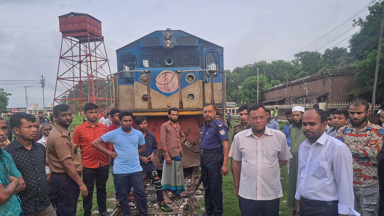 চাঁদপুর-চট্টগ্রাম রেলরুটের আন্তনগর মেঘনা এক্সপ্রেস ট্রেন। ছবি : কালবেলা