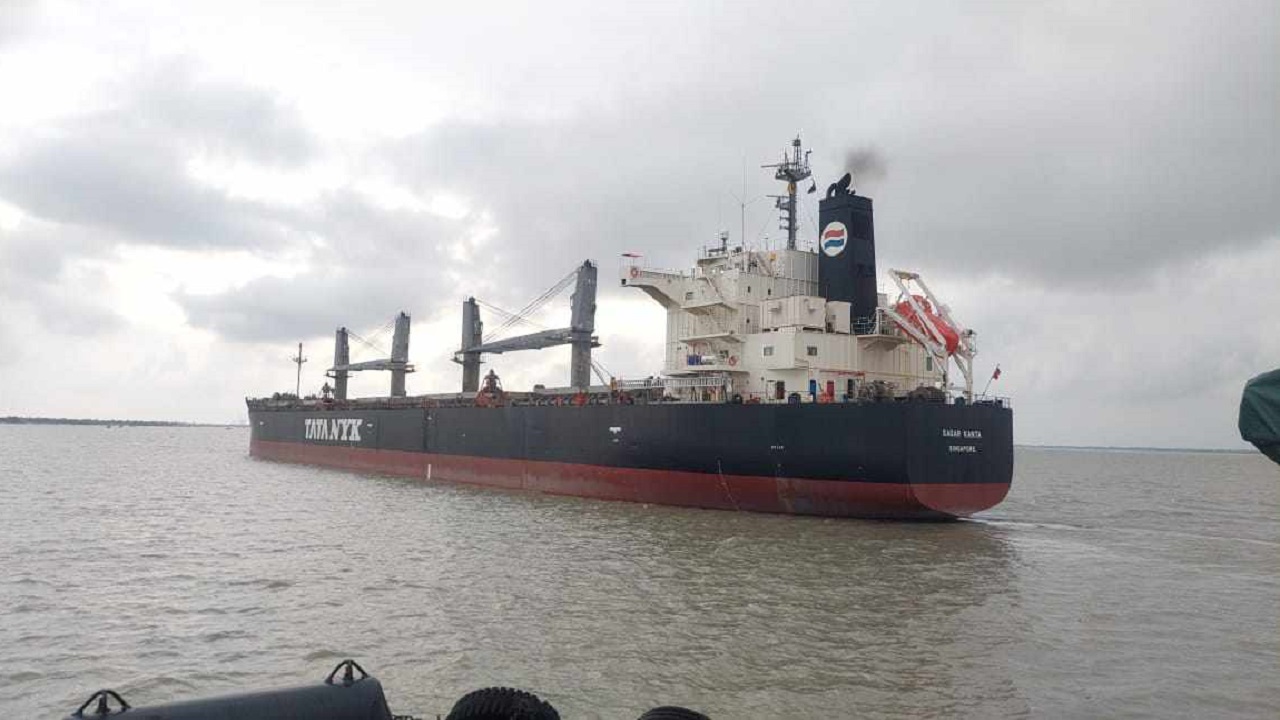 কয়লা নিয়ে পায়রা বন্দরে আসা জাহাজ এমভি সাগরকান্তা। ছবি : কালবেলা
