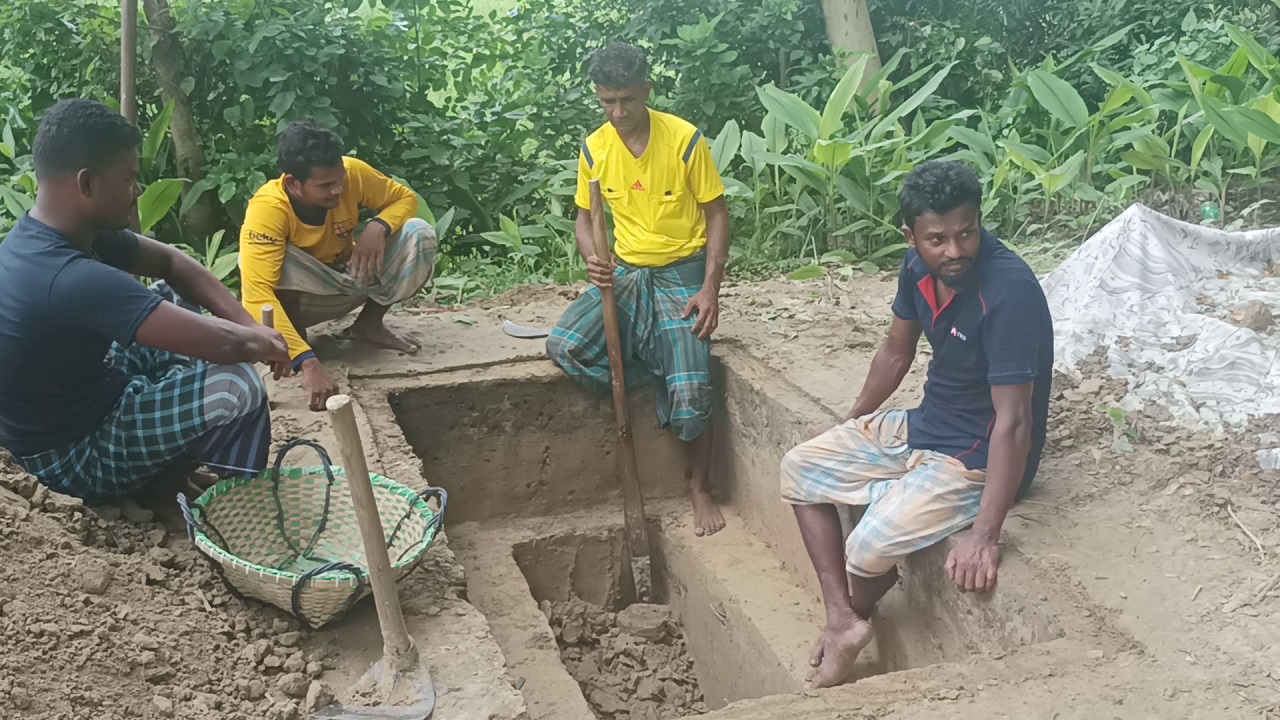 শ্রমিকদের নিয়ে কবর খুড়ছেন মোহাম্মদ ইব্রাহিম। ছবি : সংগৃহীত