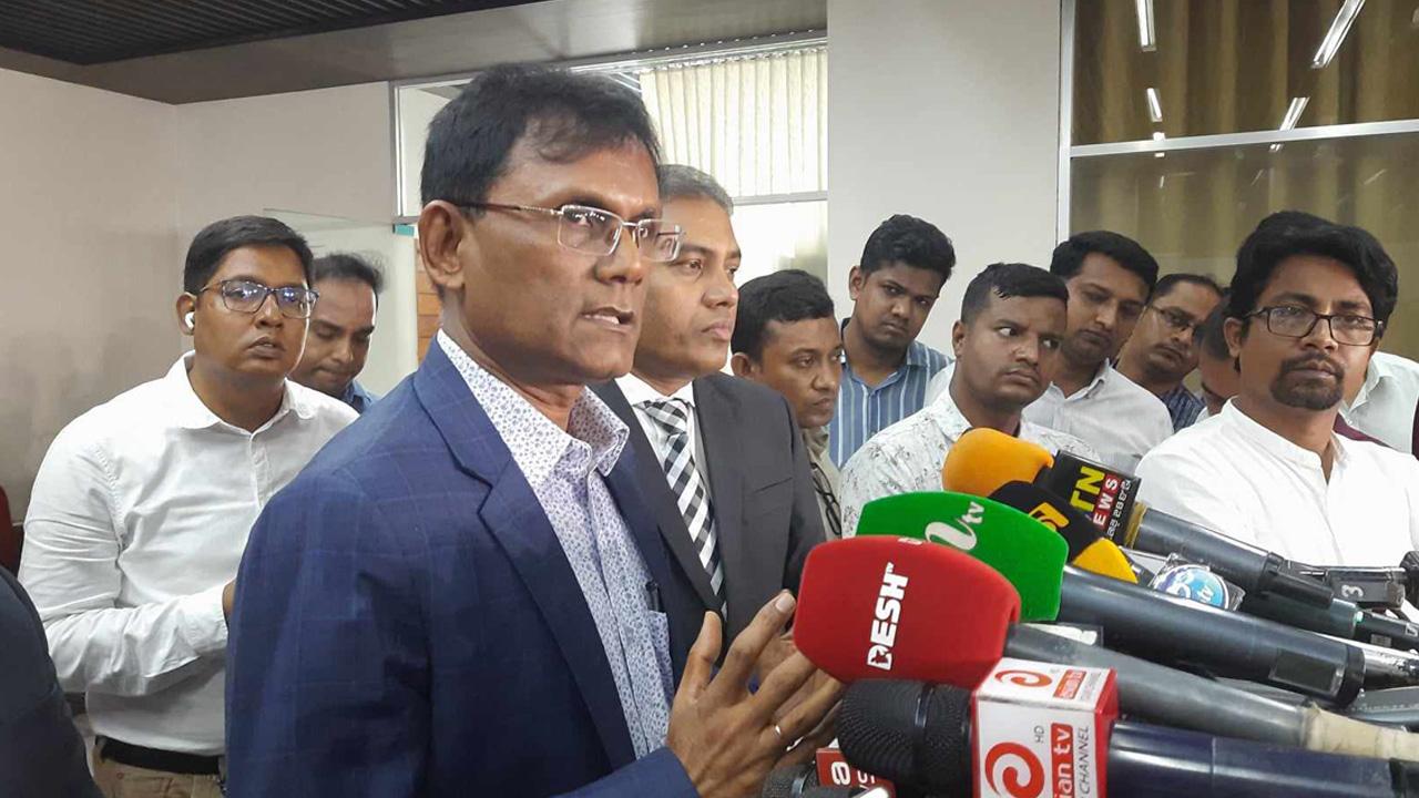 মঙ্গলবার ইইউর প্রাক-নির্বাচনী অনুসন্ধানী দলের সঙ্গে বৈঠকের পর সংবাদ সম্মেলনে কথা বলেন নির্বাচন কমিশনের (ইসি) অতিরিক্ত সচিব অশোক কুমার দেবনাথ। ছবি : সংগৃহীত