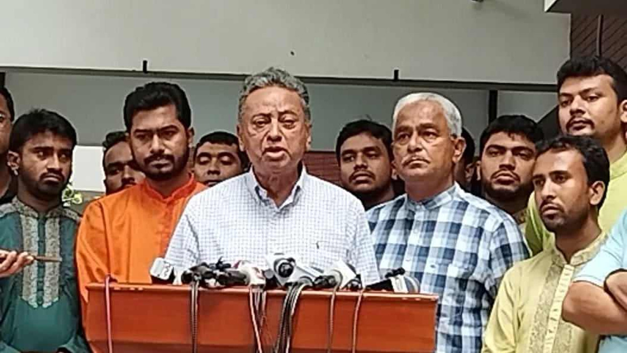 গণঅধিকার পরিষদের (নুরপন্থি) সঙ্গে বৈঠক শেষে সাংবাদিকদের সঙ্গে কথা বলছেন আমীর খসরু। ছবি : কালবেলা
