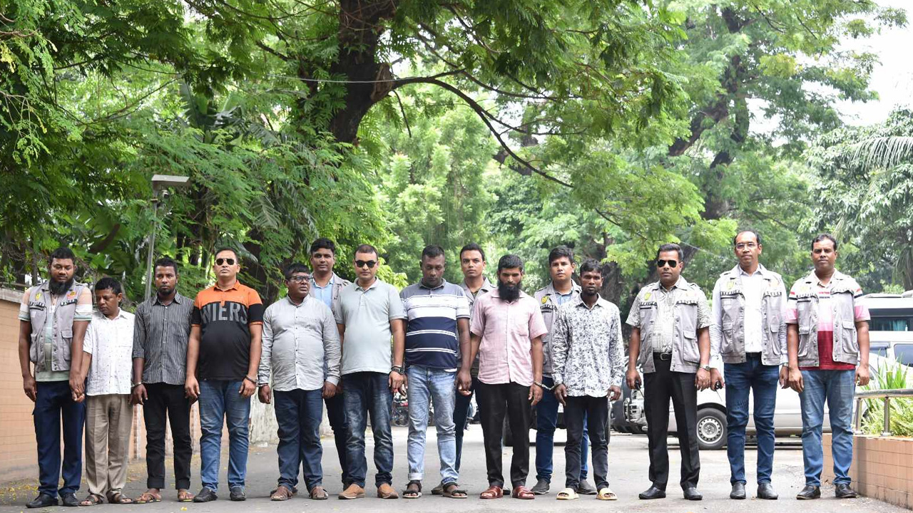 গ্রেপ্তারকৃত আসামিরা। ছবি : কালবেলা