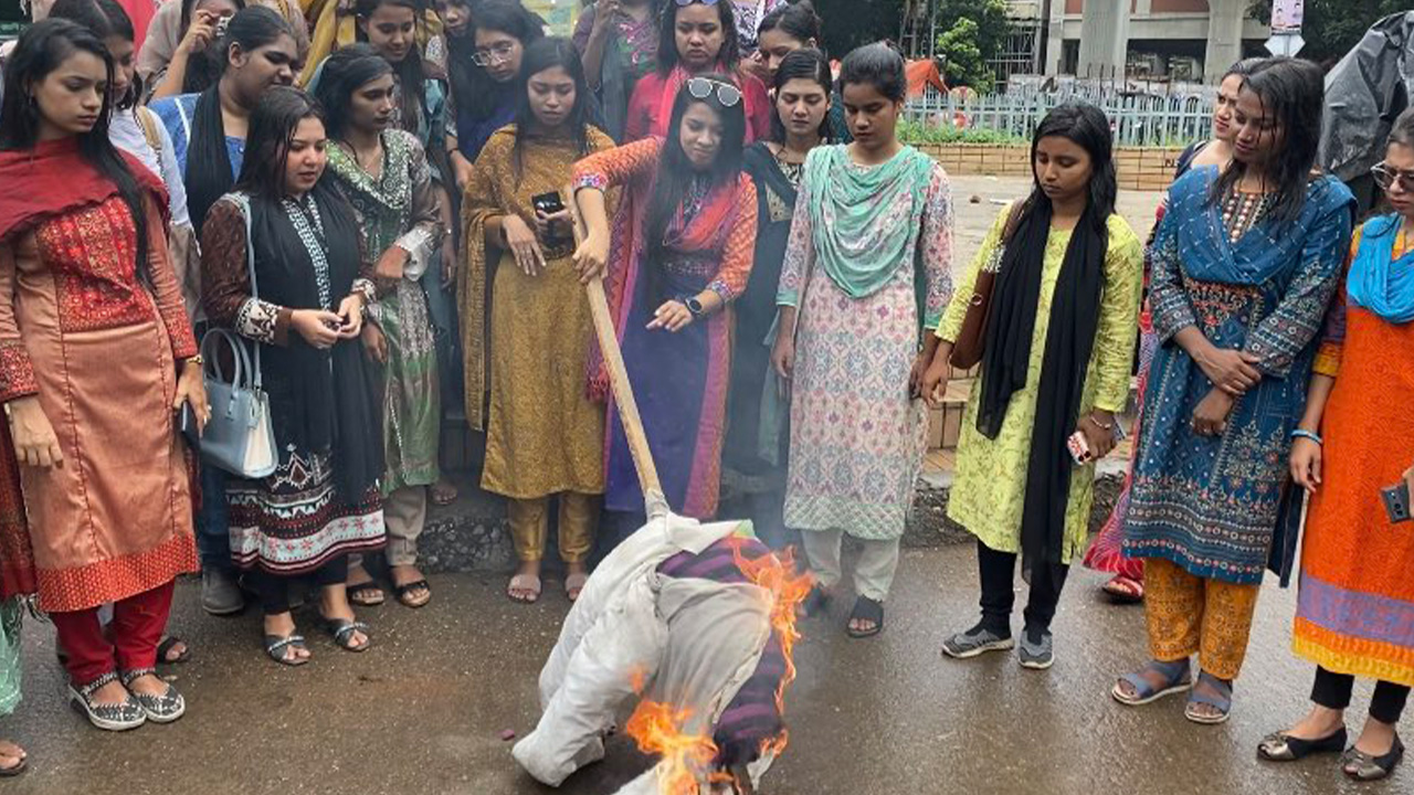 রাজু ভাস্কর্যের পাদদেশে মির্জা ফখরুরের কুশপুত্তলিকা দাহ। ছবি: কালবেলা