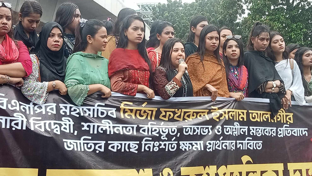 ঢাকা বিশ্ববিদ্যালয়ের সন্ত্রাসবিরোধী রাজু ভাস্কর্যের সামনে শিক্ষার্থীদের প্রতিবাদ সমাবেশ। ছবি : কালবেলা