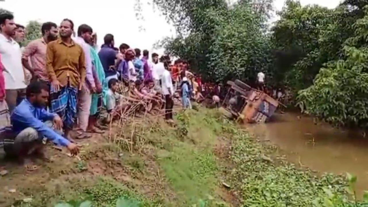 নেত্রকোনায় নিয়ন্ত্রণ হারিয়ে ট্রাক খাদে পড়ে দুজন নিহত হয়েছেন। ছবি : কালবেলা