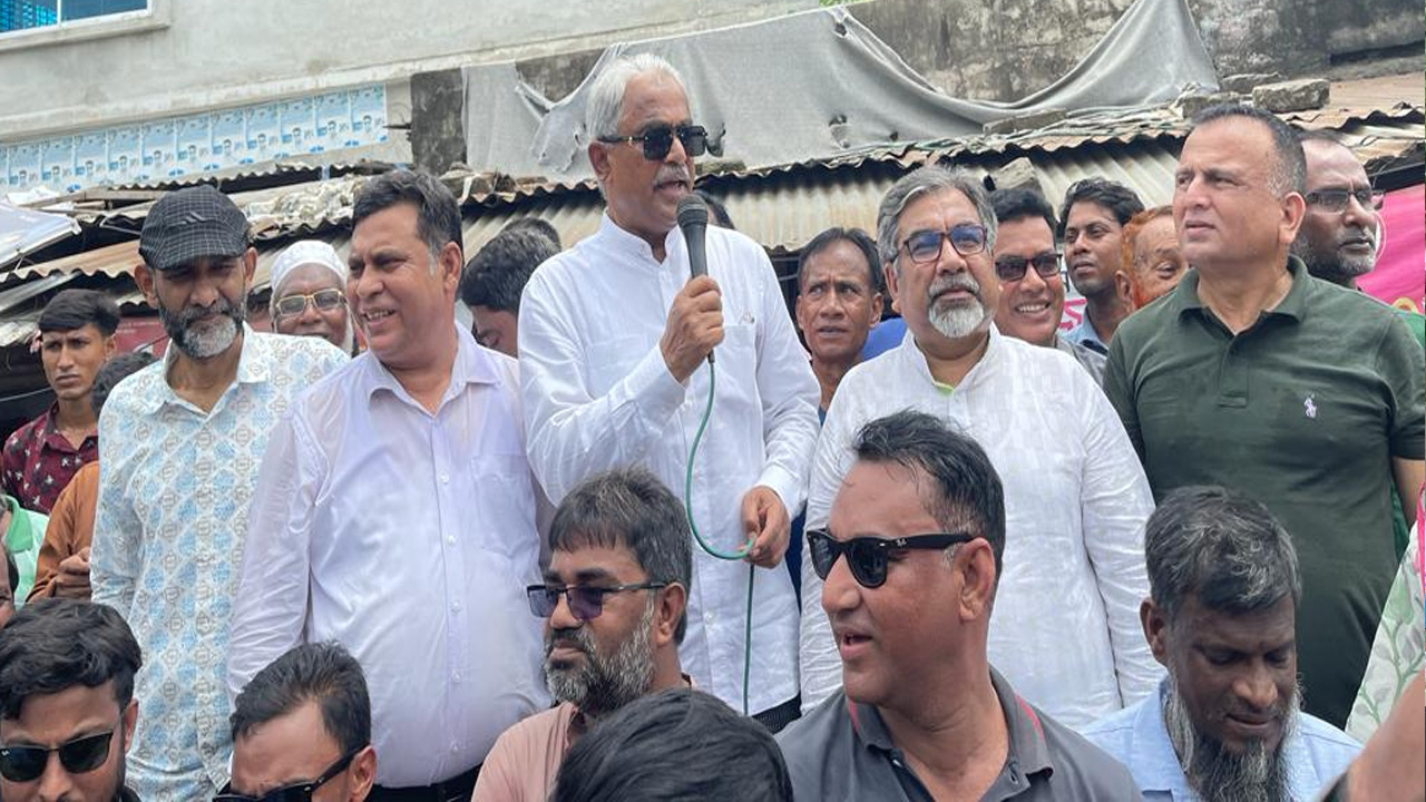 জামালপুর পৌর শহরে জেলা বিএনপি কার্যালয়ের সামনে সমাবেশে বক্তব্য দিচ্ছেন সৈয়দ মোয়াজ্জেম হোসেন আলাল। ছবি : কালবেলা