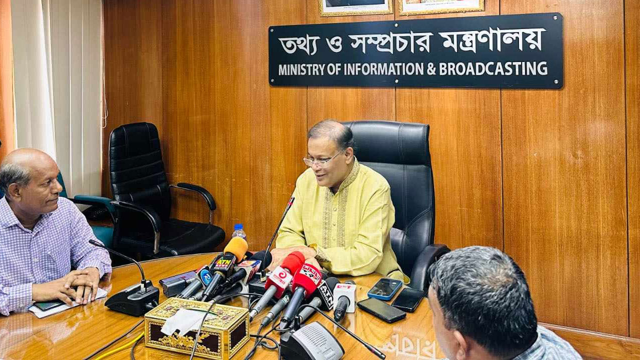 সচিবালয়ে সাংবাদিকদের সঙ্গে কথা বলছেন তথ্যমন্ত্রী ড. হাছান মাহমুদ। ছবি: কালবেলা
