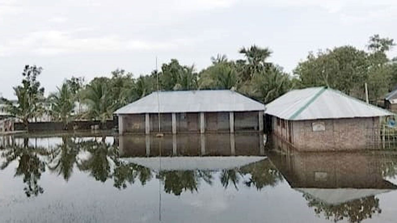সাতক্ষীরায় পানিবন্দি হয়ে পড়েছেন শতাধিক পরিবার। ছবি : কালবেলা