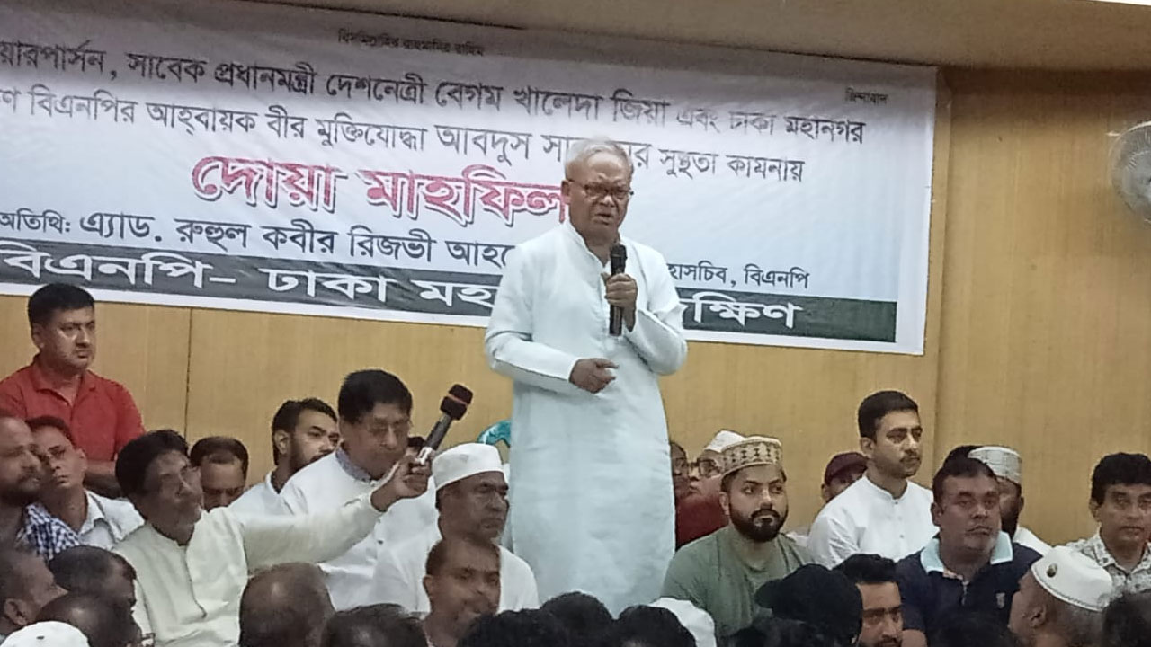 বিএনপির কেন্দ্রীয় কার্যালয়ে কথা বলছেন দলটির সিনিয়র যুগ্ম মহাসচিব রুহুল কবির রিজভী। ছবি: সংগৃহীত