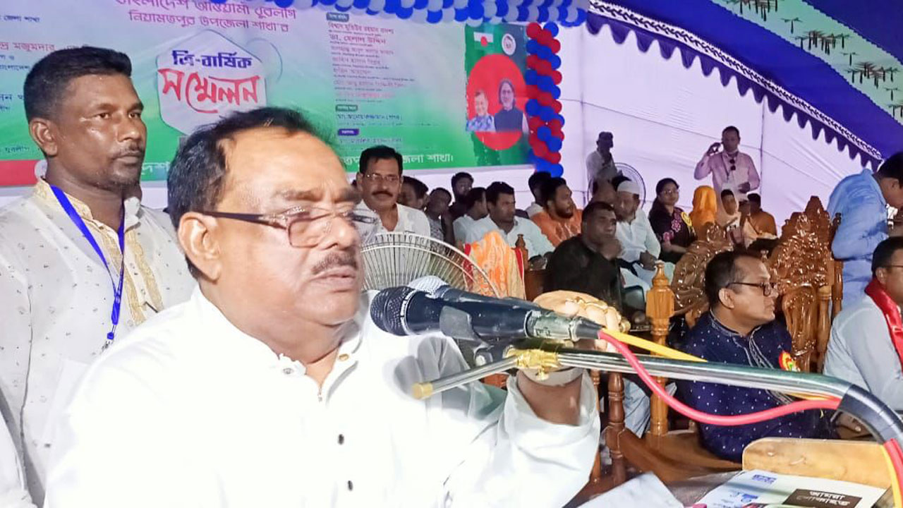 আওয়ামী যুবলীগ নিয়ামতপুর উপজেলা শাখার ত্রিবার্ষিক সম্মেলনে বক্তব্য দিচ্ছেন খাদ্যমন্ত্রী সাধন চন্দ্র মজুমদার। ছবি : কালবেলা