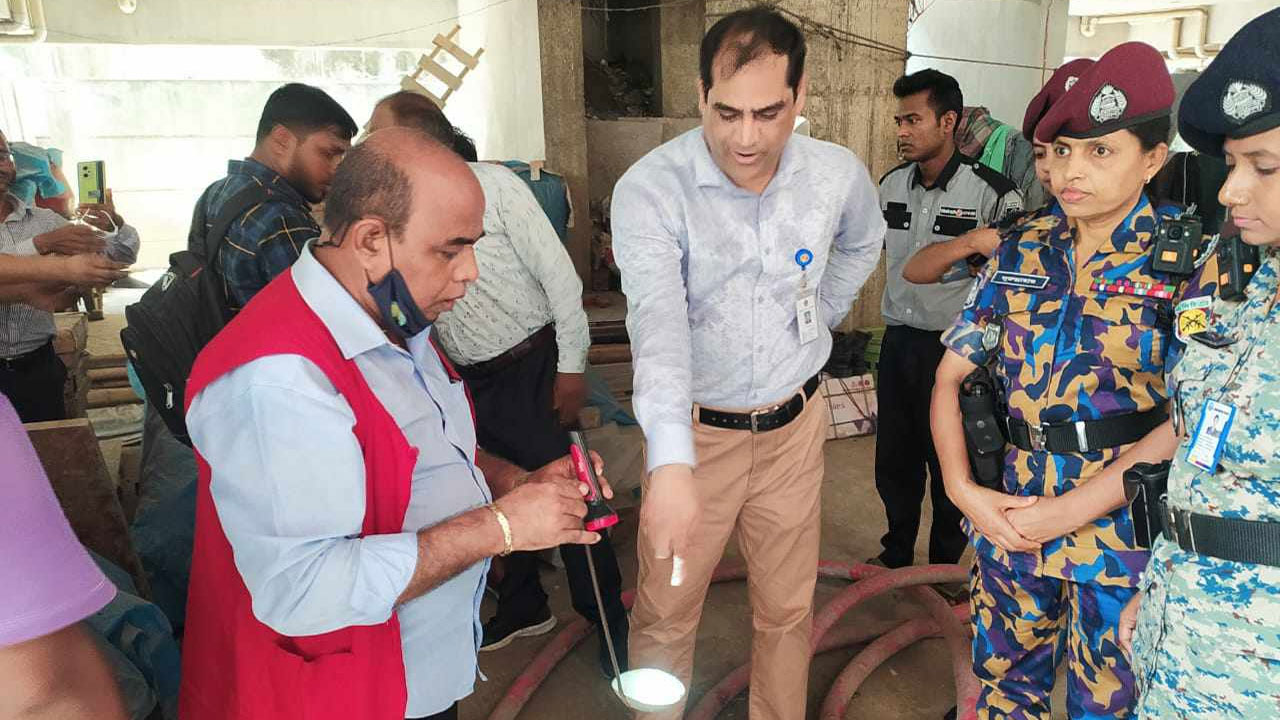 এডিস মশার লার্ভা পরীক্ষা করছেন মশক নিধন কর্মকর্তারা। ছবি: কালবেলা