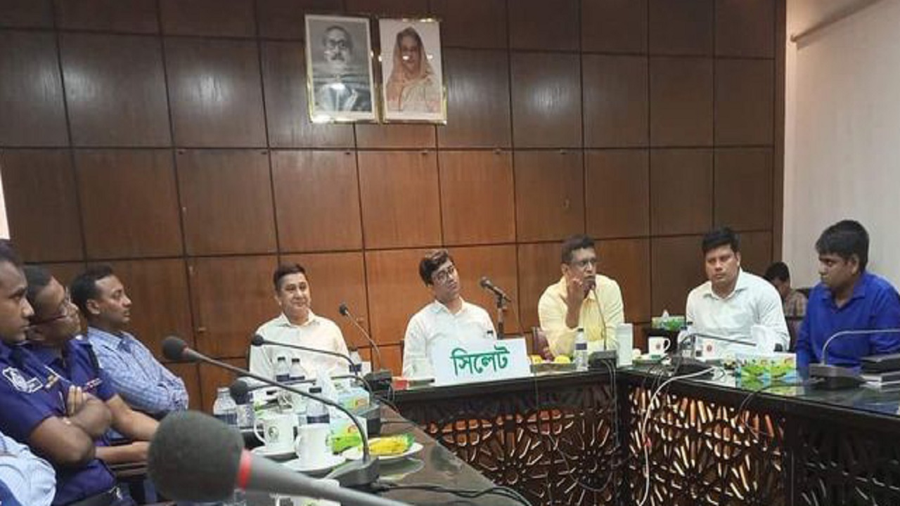 সিলেট জেলা প্রশাসকের সম্মেলন কক্ষে বৈঠক করছেন প্রশাসন ও শ্রমিক নেতারা। ছবি : কালবেলা