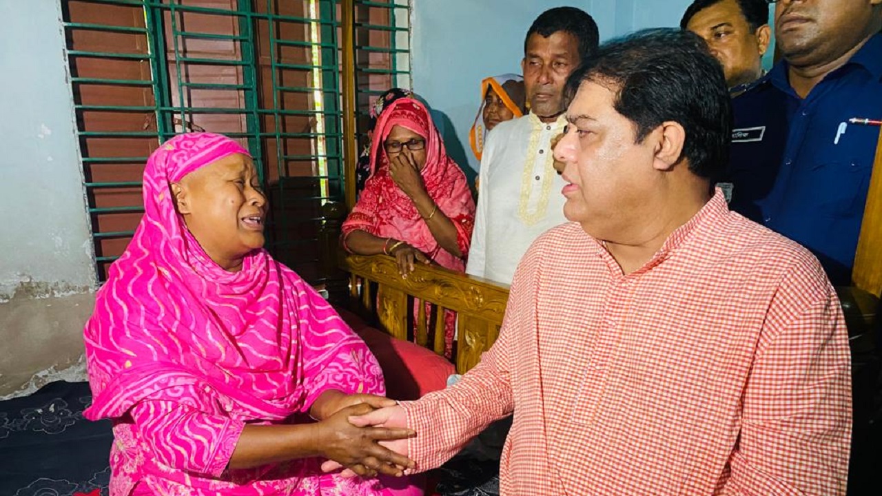 ক্যানসার আক্রান্ত কাজলীর পাশে গাজীপুর-৩ আসনের সংসদ সদস্য মুহাম্মদ ইকবাল হোসেন সবুজ। ছবি : কালবেলা
