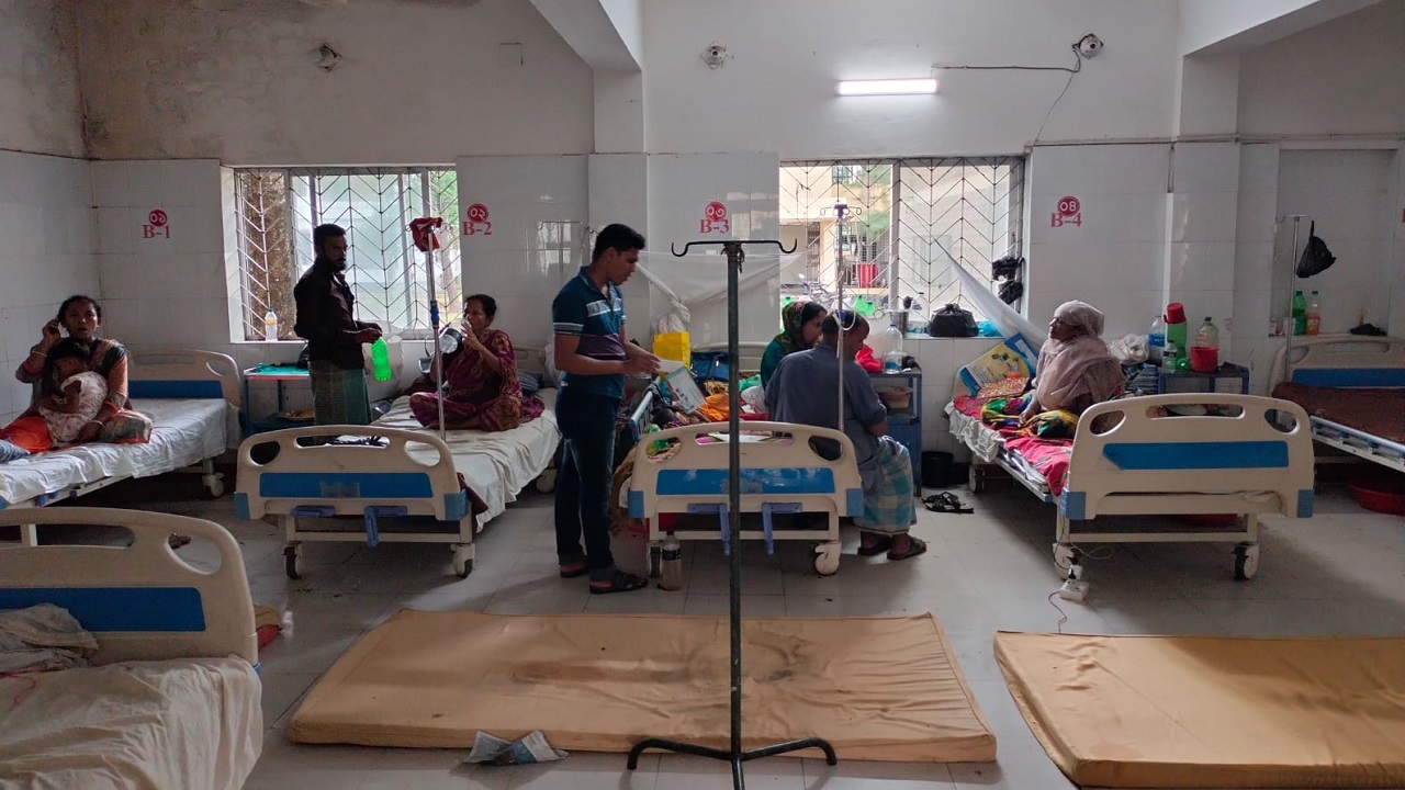 মাটিরাঙ্গা উপজেলা স্বাস্থ্য কমপ্লেক্সে ডেঙ্গু রোগী বেড়েছে। ছবি : কালবেলা