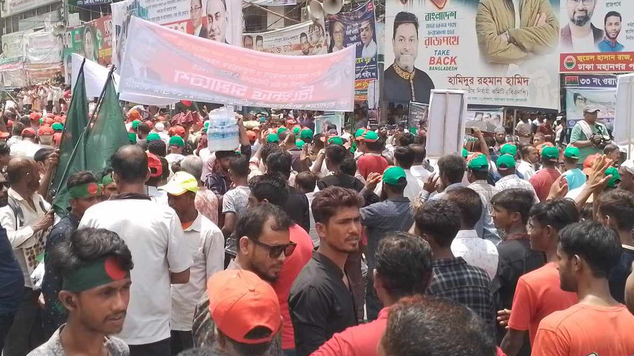 নয়াপল্টনে অবস্থান নিয়েছেন বিএনপি নেতাকর্মীরা। ছবি : কালবেলা