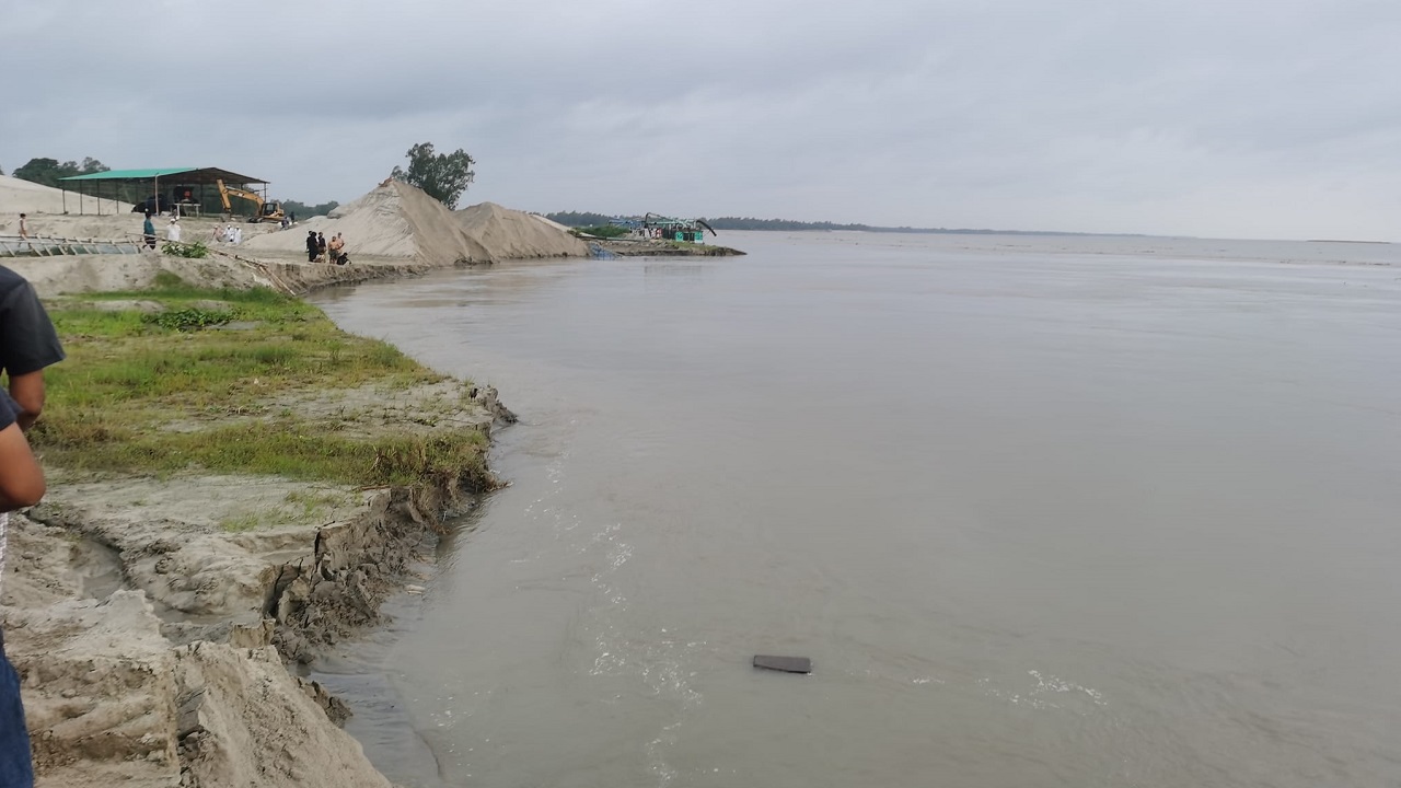 কাজিপুর উপজেলার মেঘাই মেঘাই ১ নম্বর স্পারের উজানে ধস দেখা দিয়েছে। ছবি : কালবেলা
