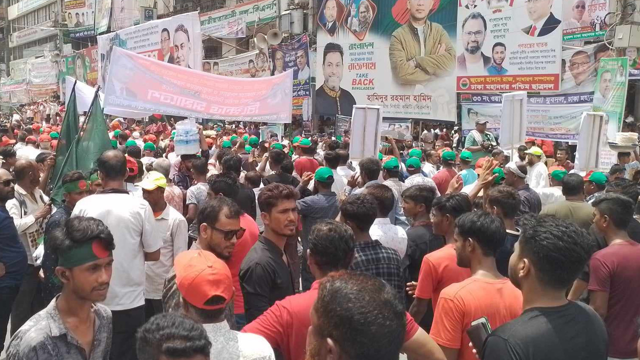 নয়াপল্টনে বিএনপির সমাবেশস্থলে নেতাকর্মীরা। ছবি: কালবেলা