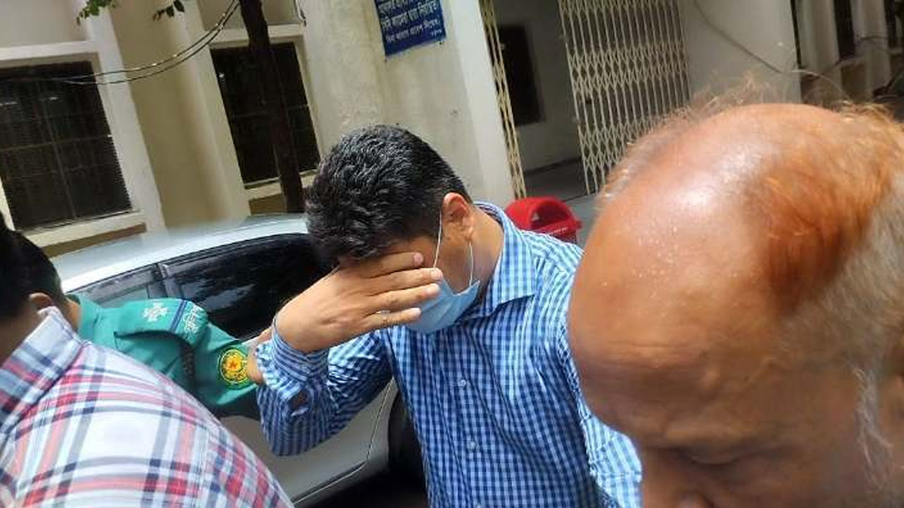 আদালতে গুলশান থানার সাবেক উপপুলিশ পরিদর্শক ফিরোজ কবির। ছবি : কালবেলা