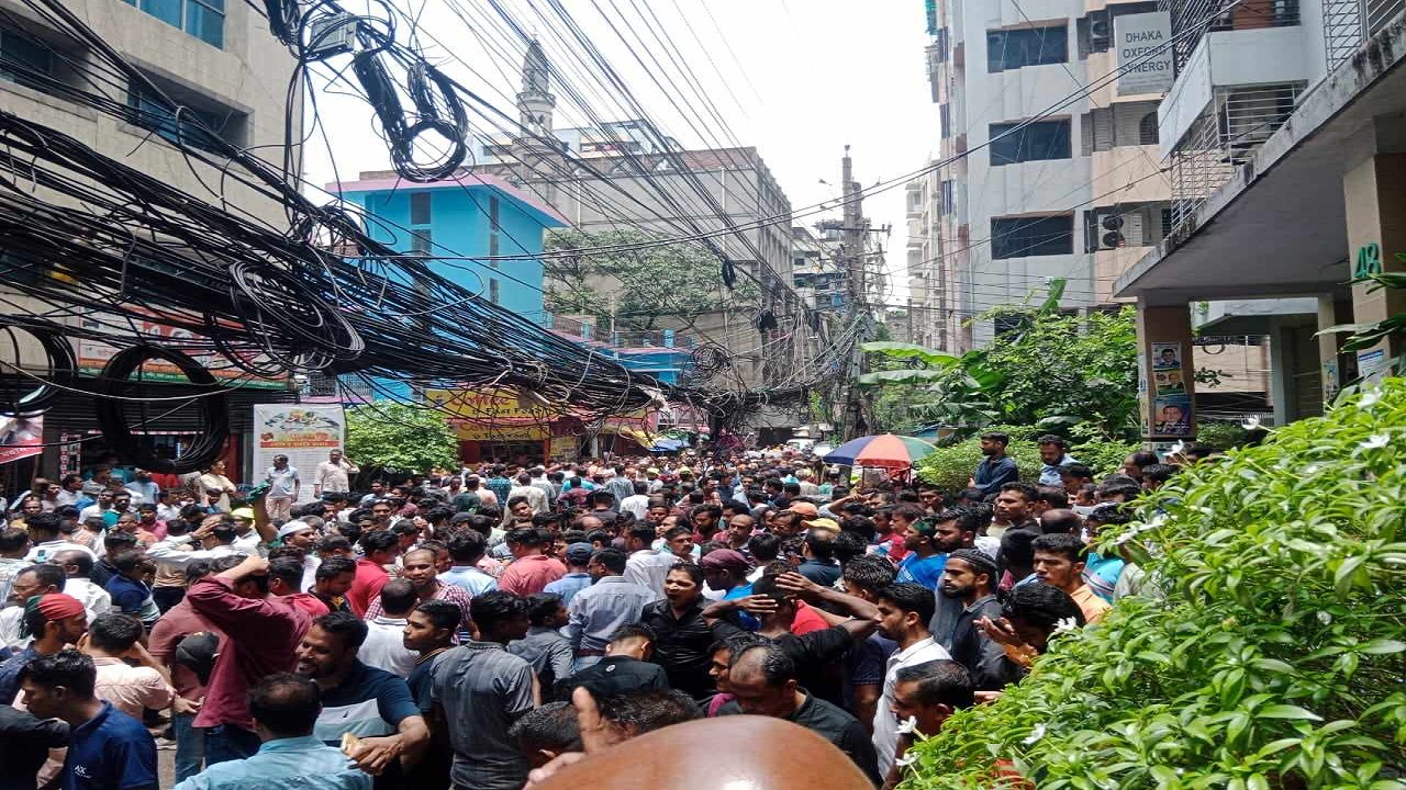 পল্টনের সব অলিগলিই নেতাকর্মীতে লোকারণ্য। ছবি: কালবেলা