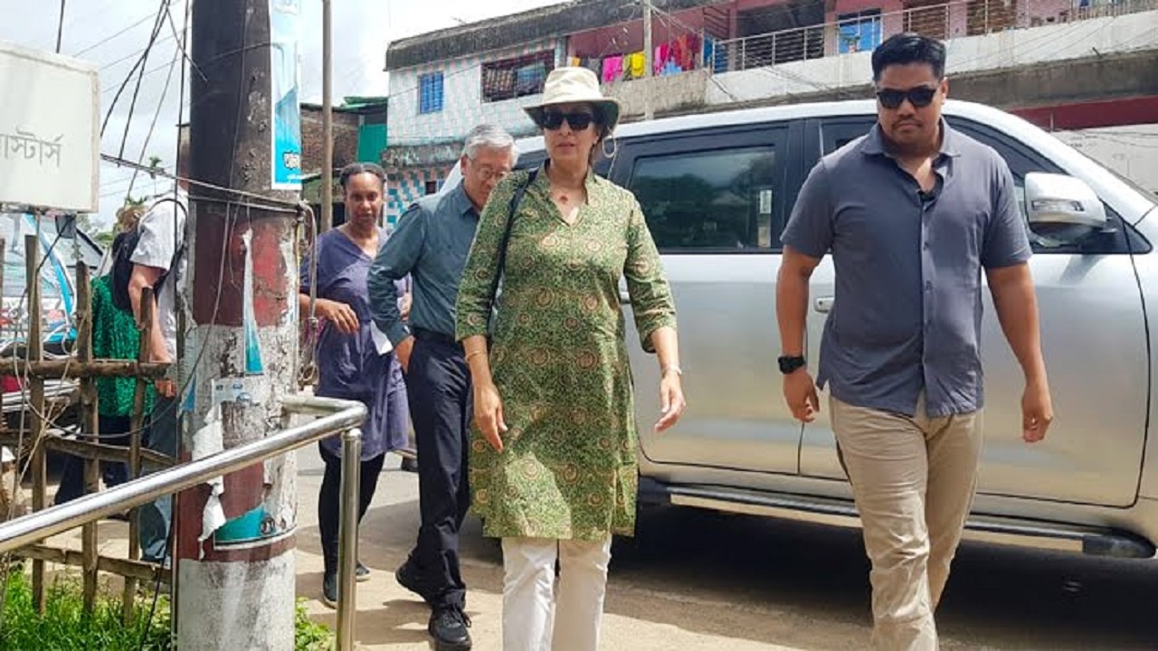 উজরা জেয়ার নেতৃত্বে রোহিঙ্গা ক্যাম্প পরিদর্শন করছেন প্রতিনিধি দলের সদস্যরা। ছবি : কালবেলা