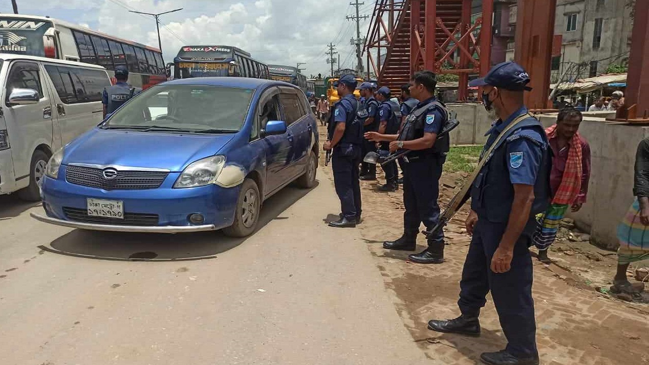সাভারের আমিনবাজারে তল্লাশি করছেন পুলিশ সদস্যরা। ছবি : কালবেলা