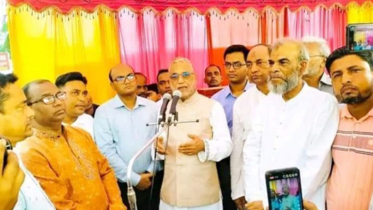 মৌলভীবাজারে নবনির্মিত সড়কের উদ্বোধনী অনুষ্ঠানে বক্তব্য দিচ্ছেন পরিবেশ, বন ও জলবায়ু পরিবর্তনবিষয়ক মন্ত্রী মো. শাহাব উদ্দিন। ছবি : কালবেলা