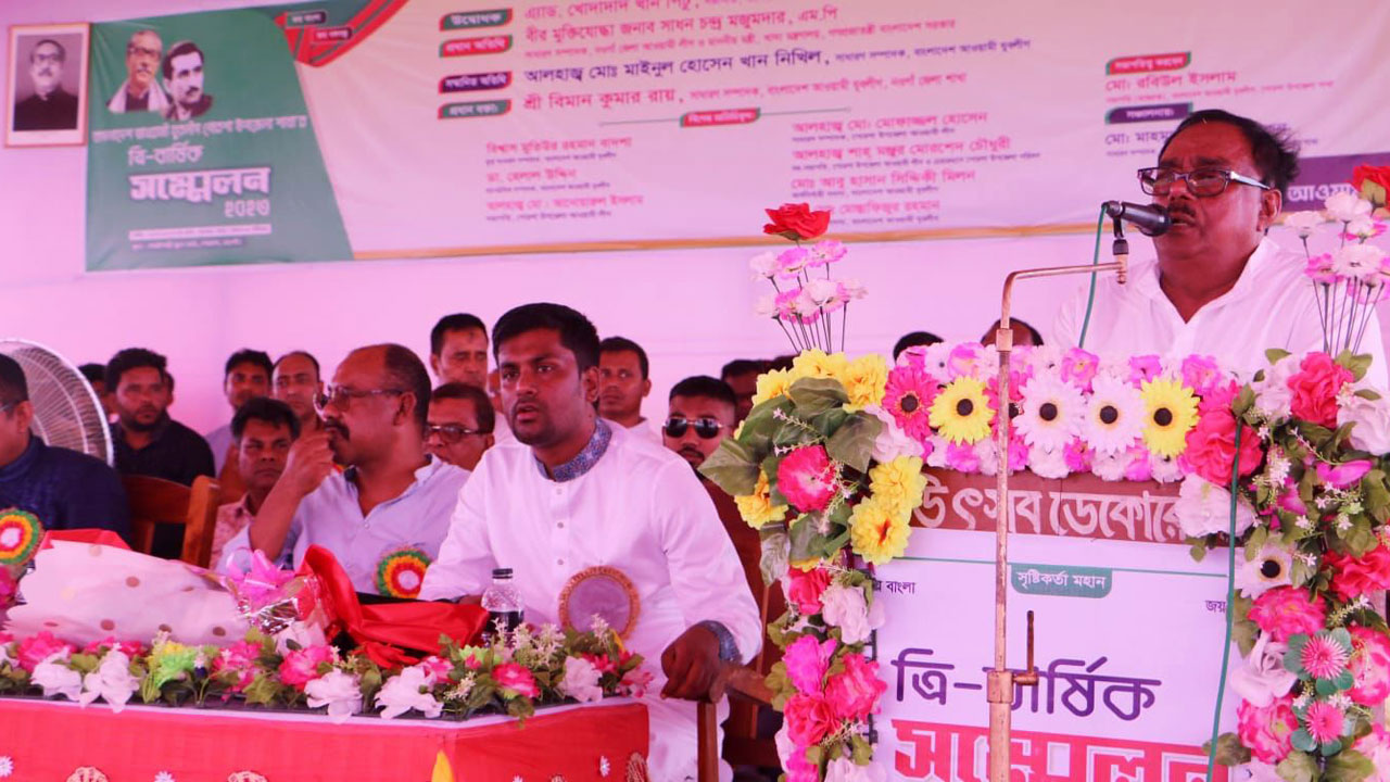 আওয়ামী যুবলীগ পোরশা উপজেলা শাখার ত্রিবার্ষিক সম্মেলনে বক্তব্য দিচ্ছেন খাদ্যমন্ত্রী সাধন চন্দ্র মজুমদার। ছবি : কালবেলা