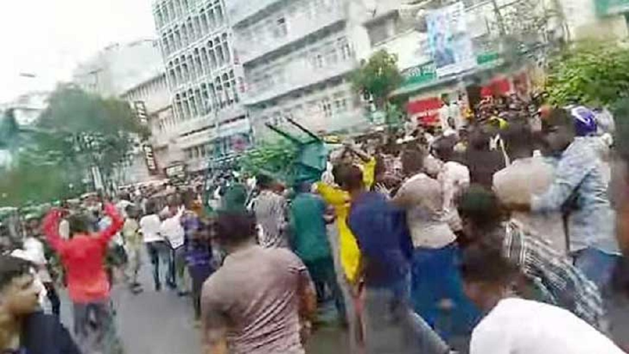 শান্তি সমাবেশের শুরুতেই চেয়ার ছোড়াছুড়িতে জড়ান আওয়ামী লীগ-নেতাকর্মীরা। ছবি: সংগৃহীত