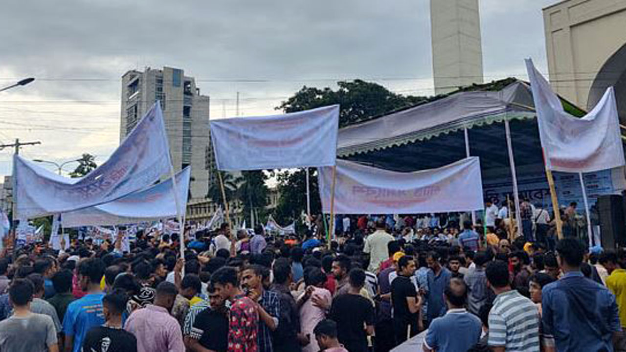 বায়তুল মোকাররম মসজিদের দক্ষিণ গেটে চলছে আওয়ামী লীগের শান্তি সমাবেশ। ছবি : সংগৃহীত