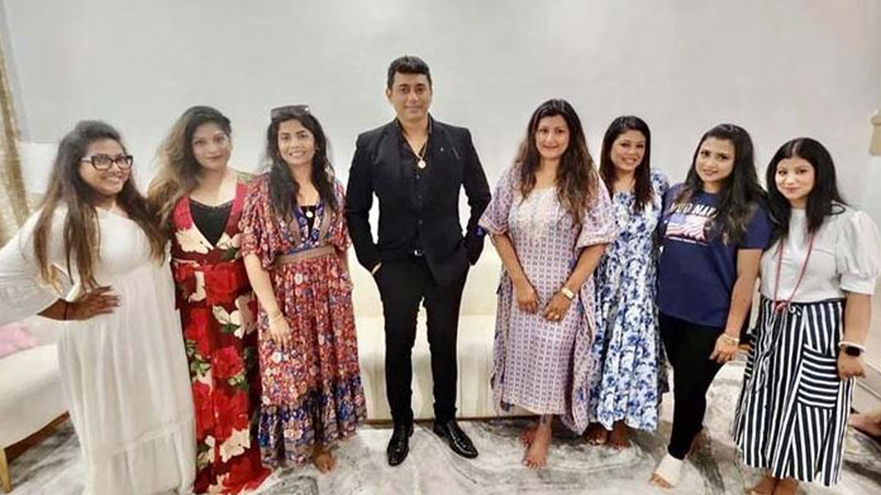 চিত্রনায়ক জায়েদ খান ও তার ভক্তরা। ছবি : সংগৃহীত