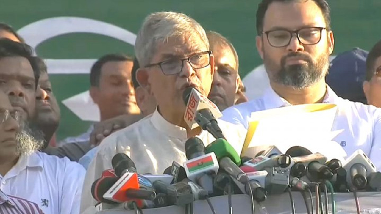 সমাবেশে বক্তৃতা করছেন মির্জা ফখরুল ইসলাম আলমগীর। ছবি : সংগৃহীত