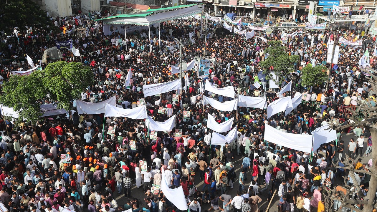 ব্যানারে আড়াল হয়ে যায় আওয়ামী লীগের শান্তি সমাবেশের মঞ্চ। ছবি: কালবেলা