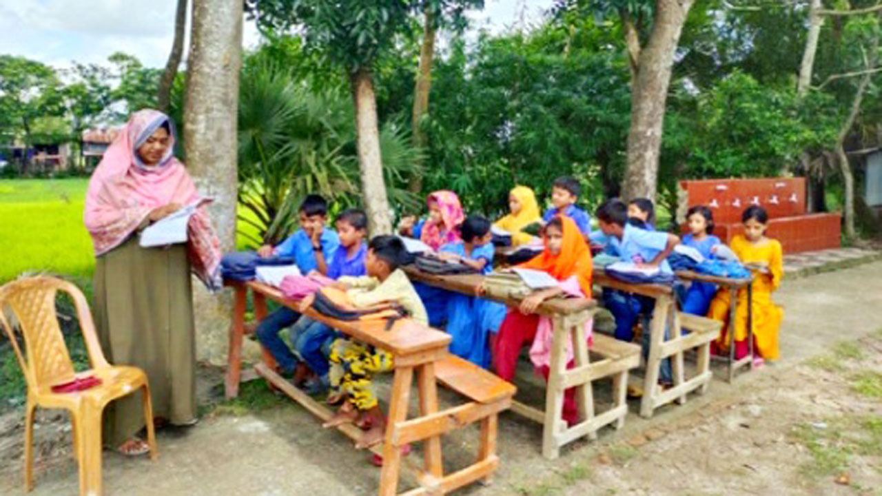 বিদ্যালয়ের ভবন পরিত্যক্ত ঘোষণা করায় তিন বছর ধরে খোলা আকাশের নিচে চলছে পাঠদান কার্যক্রম। ছবি : কালবেলা