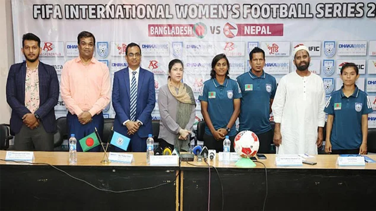 সংবাদ সম্মেলনে বাংলাদেশ নারী দলের অধিনায়ক সাবিনা খাতুন। ছবি : সংগৃহীত