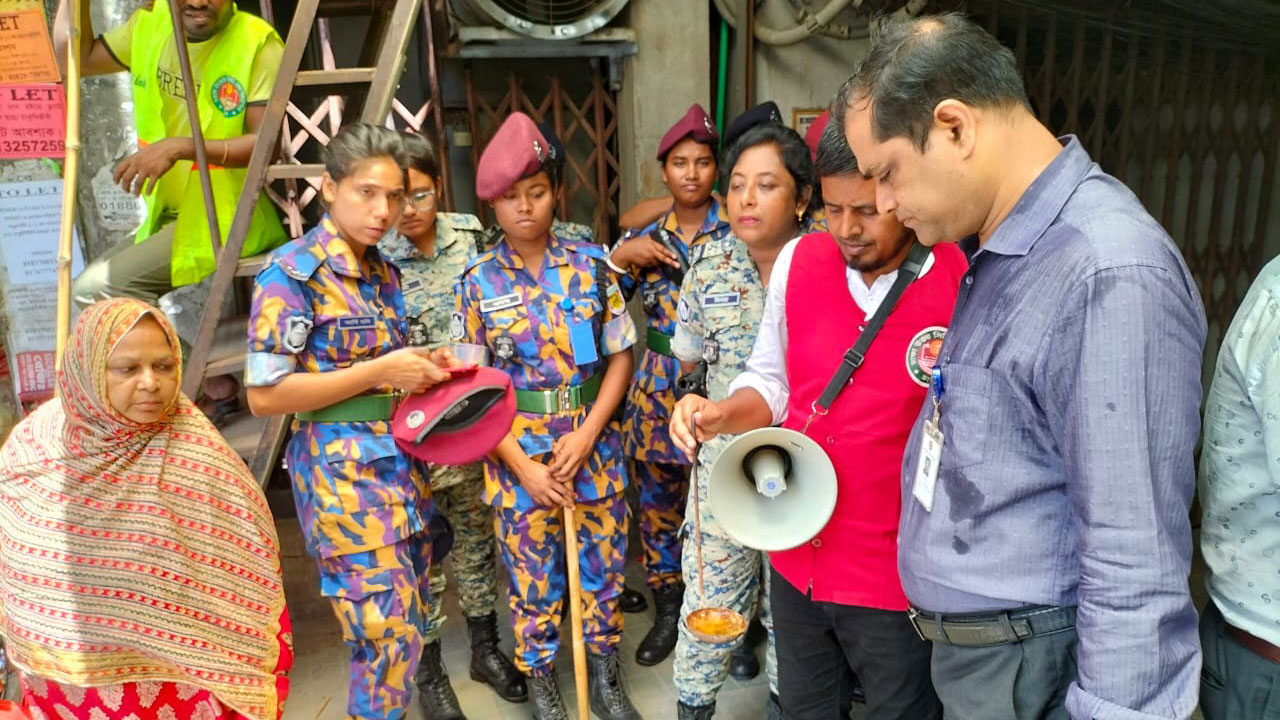 এডিস মশার প্রজননস্থল ধ্বংসে সিটি করপোরেশনের আওতাধীন এলাকার অভিযান। ছবি : কালবেলা