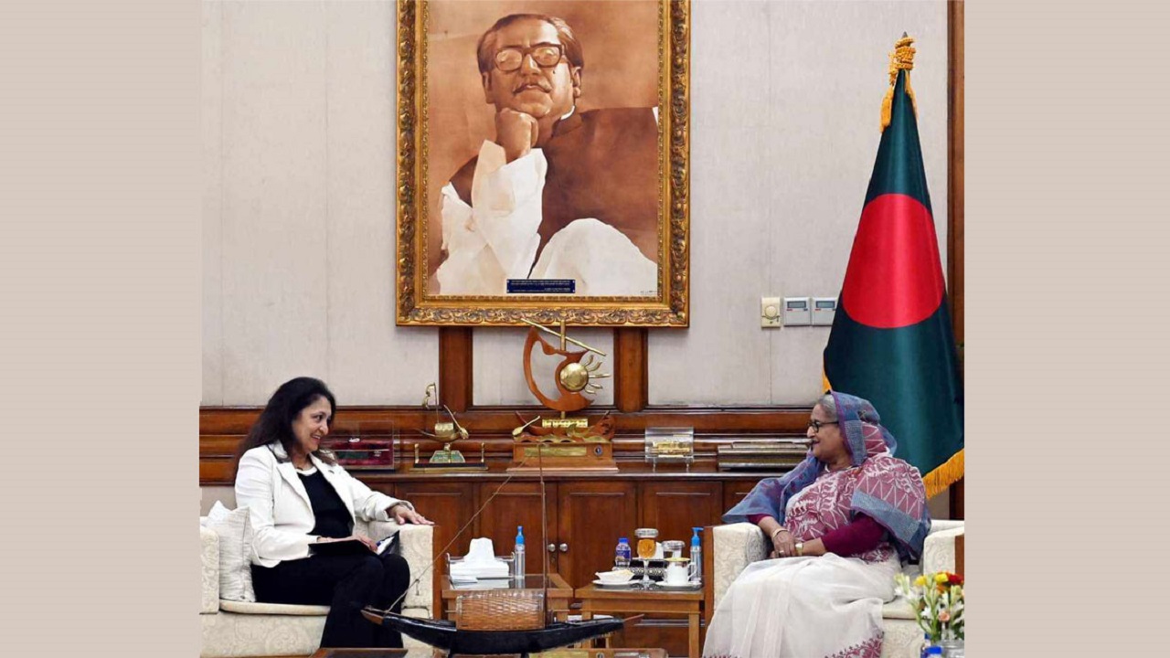 বৃহস্পতিবার গণভবনে প্রধানমন্ত্রীর সঙ্গে সাক্ষাৎ করেন মার্কিন আন্ডার সেক্রেটারি আজরা জেয়া। ছবি: পিআইডি