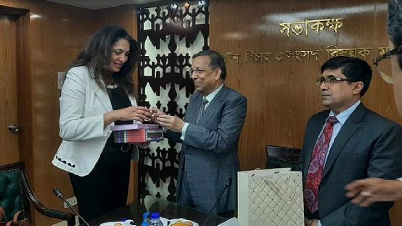 বৃহস্পতিবার দুপুরে সচিবালয়ে আইনমন্ত্রীর সঙ্গে বৈঠক করেন মার্কিন আন্ডার সেক্রেটারি আজরা জেয়া। সৌজন্য ছবি