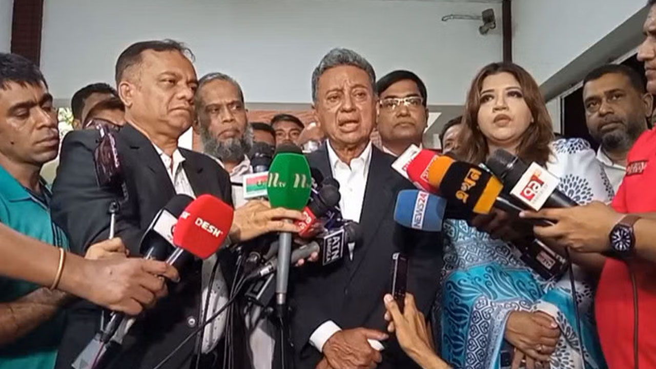বৈঠক শেষে গুলশানে গণমাধ্যমকর্মীদের সঙ্গে কথা বলেন বিএনপির স্থায়ী কমিটির সদস্য আমীর খসরু মাহমুদ চৌধুরী। ছবি : সংগৃহীত
