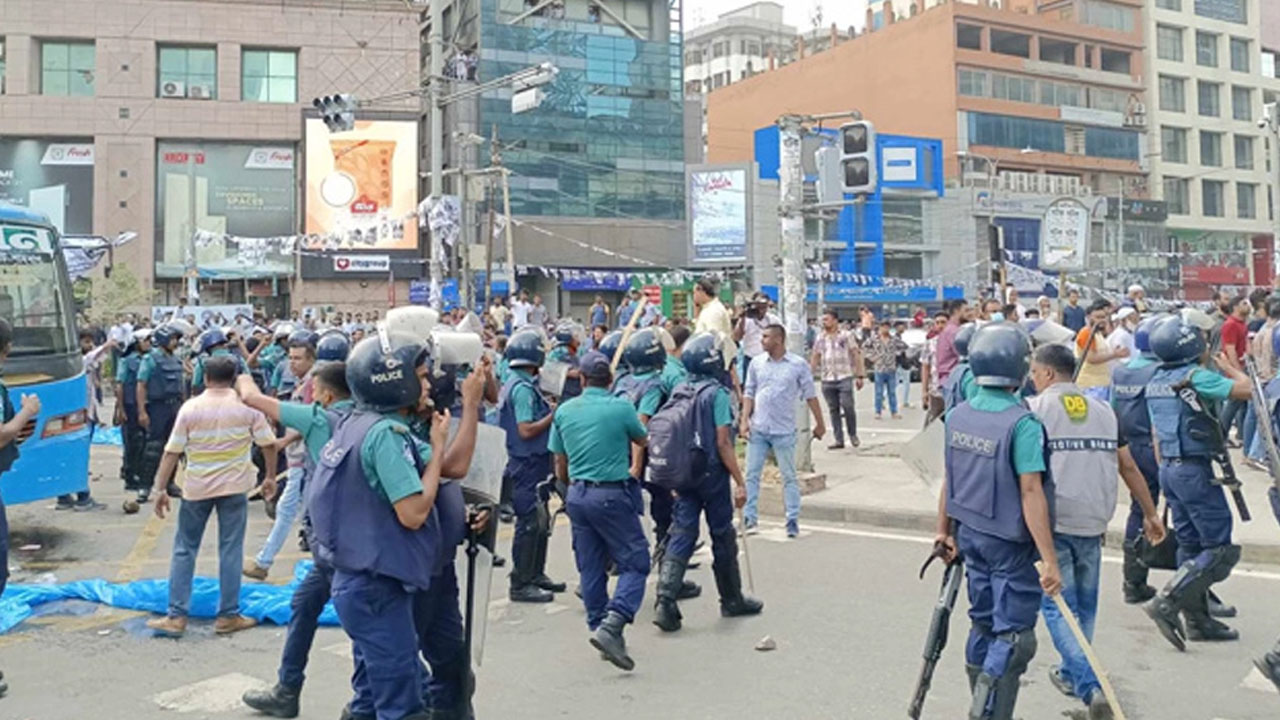 গুলশান-১ নম্বরে ব্যবসায়ীদের সঙ্গে পুলিশের সংঘর্ষ। ছবি : সংগৃহীত