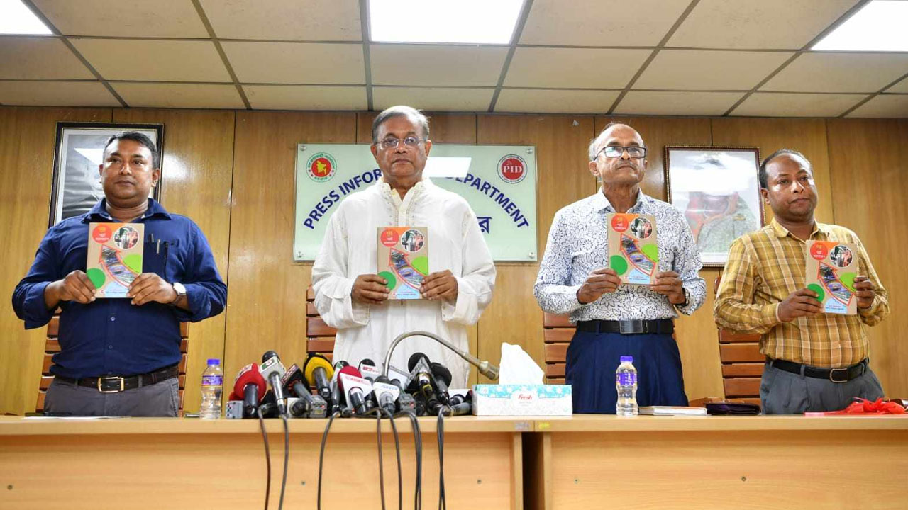 সচিবালয়ে তথ্য অধিদপ্তর সম্মেলন কক্ষে ‘গন্তব্য স্মার্ট বাংলাদেশ’ গ্রন্থের মোড়ক উন্মোচন অনুষ্ঠানে তথ্যমন্ত্রী ড. হাছান মাহমুদ। ছবি : কালেবলা
