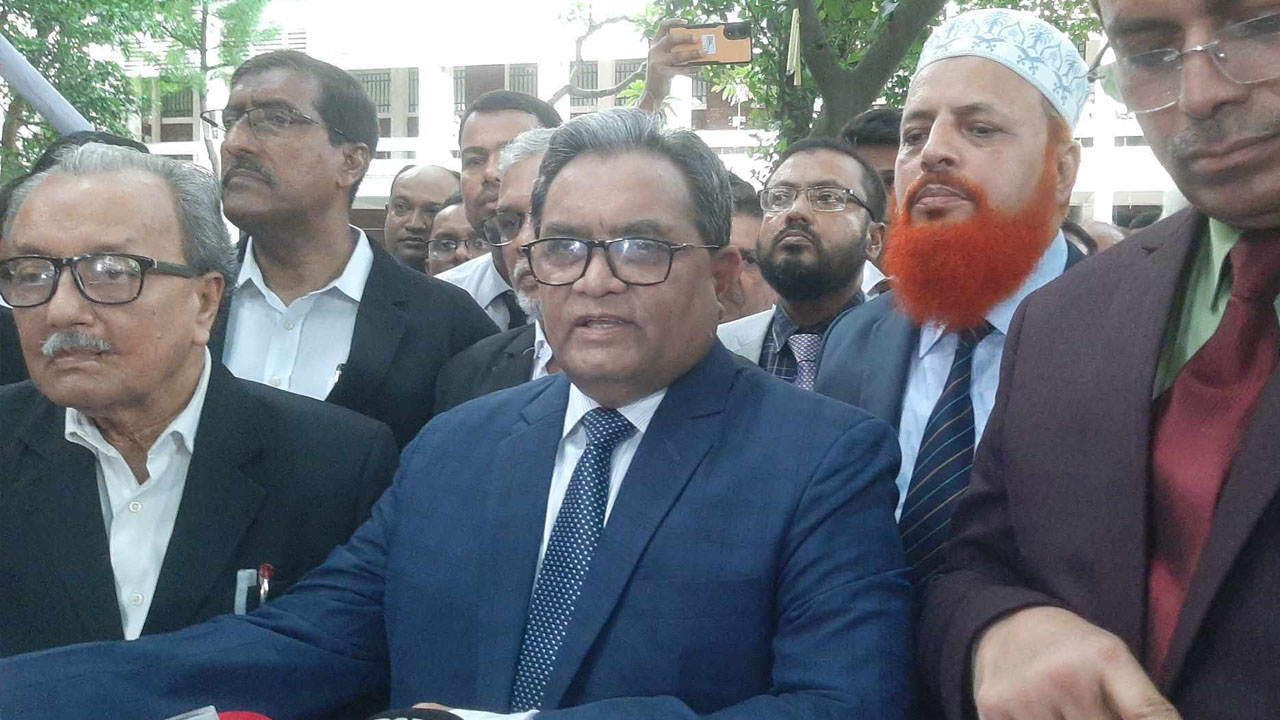 ঢাকার জেলা জজ আদালতে প্রাঙ্গণে প্রধান বিচারপতি হাসান ফয়েজ সিদ্দিকী। ছবি : কালবেলা