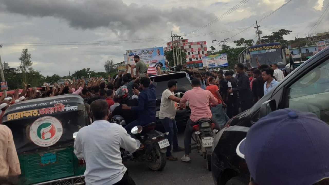 সোনাইমুড়ী থানা অতিক্রম করছে ইশরাক হোসেনের গাড়িবহর। ছবি : কালবেলা
