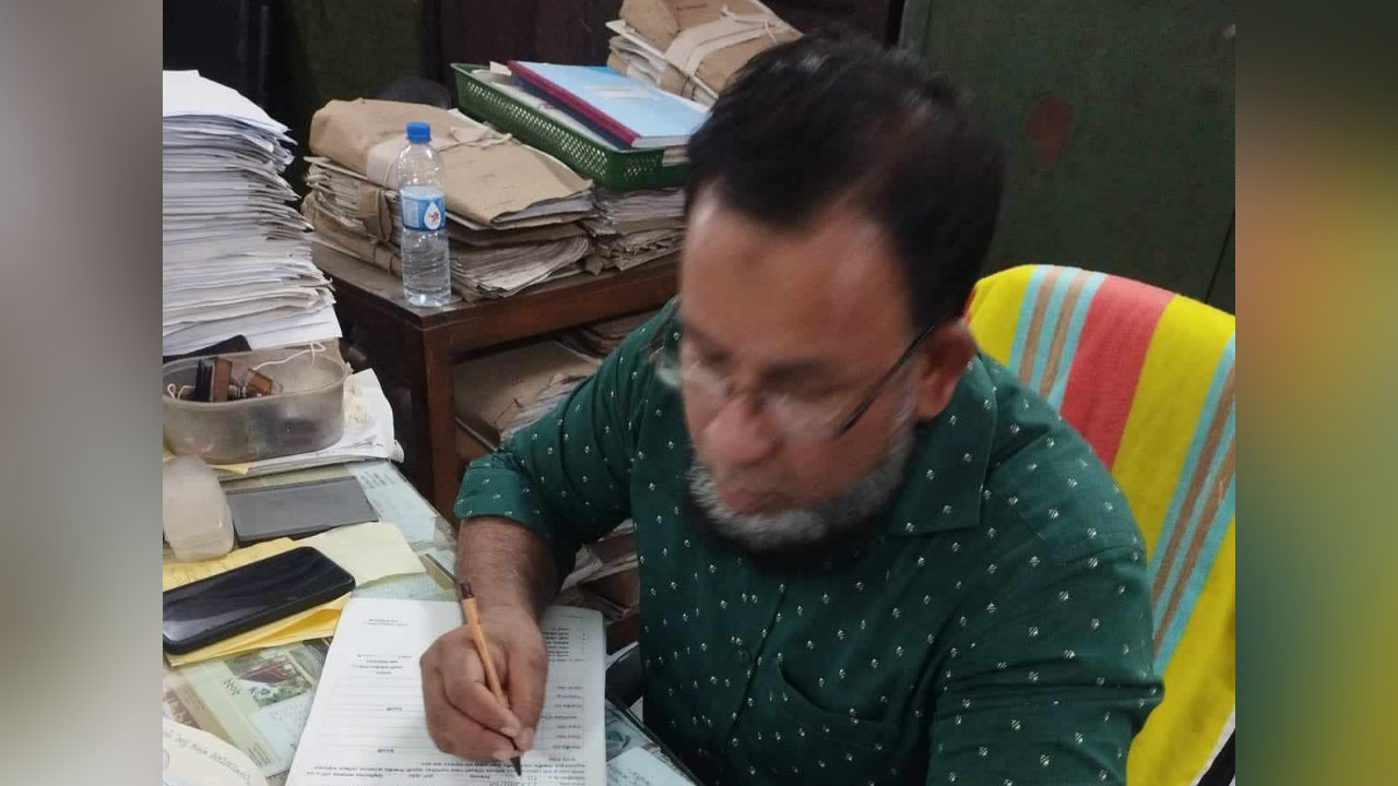 বিশ্ববিদ্যালয়ের প্রশাসনিক ভবনের কর্মকর্তা বোরহান উদ্দিন। ছবি : সংগৃহীত