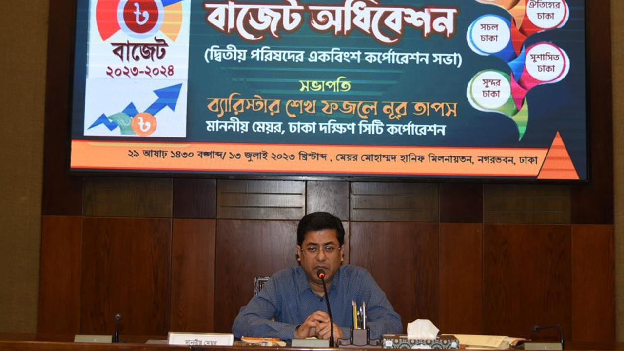 মেয়র ব্যারিস্টার শেখ ফজলে নূর তাপস।