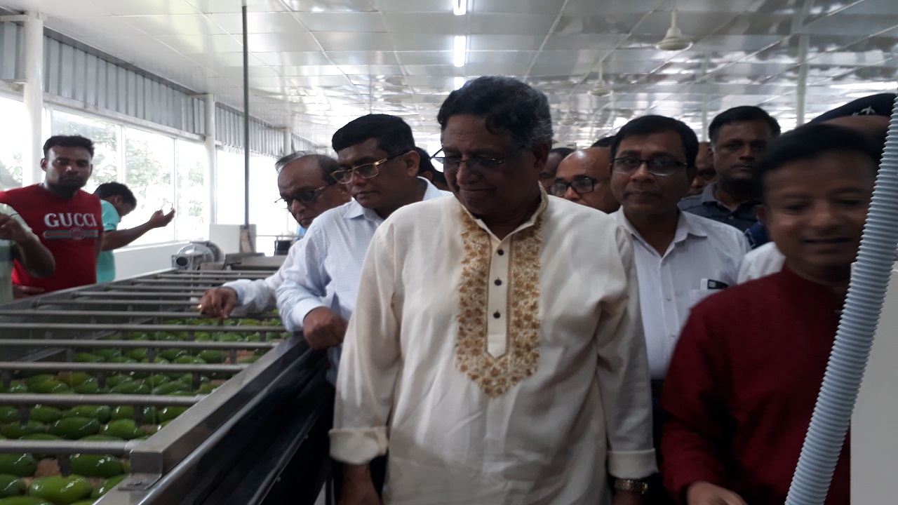 হিমাগার পরিদর্শন করেছেন কৃষিমন্ত্রী ড. আব্দুর রাজ্জাক। ছবি: কালবেলা
